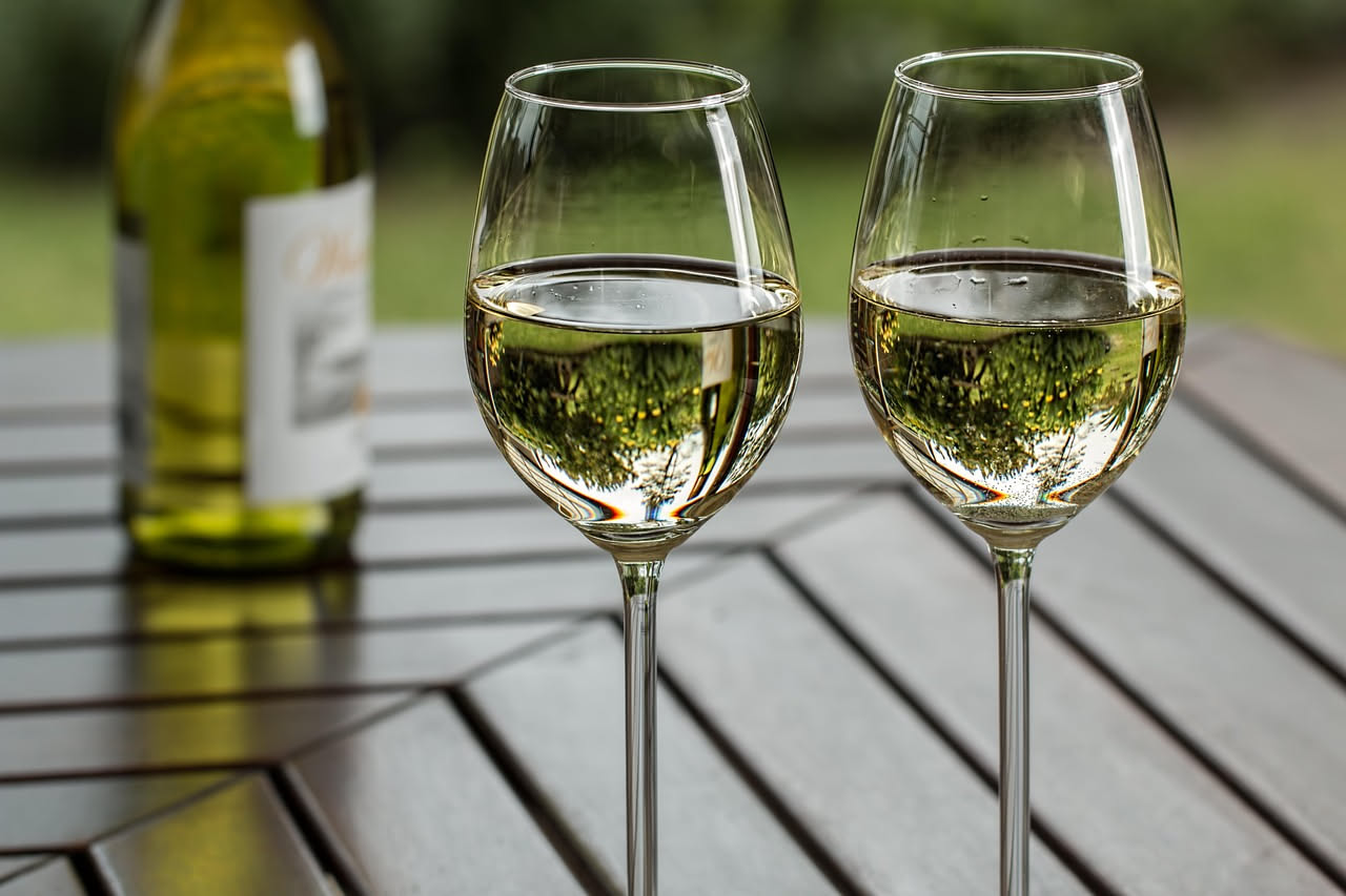 Perché il vino bianco va servito così d'estate: la spiegazione