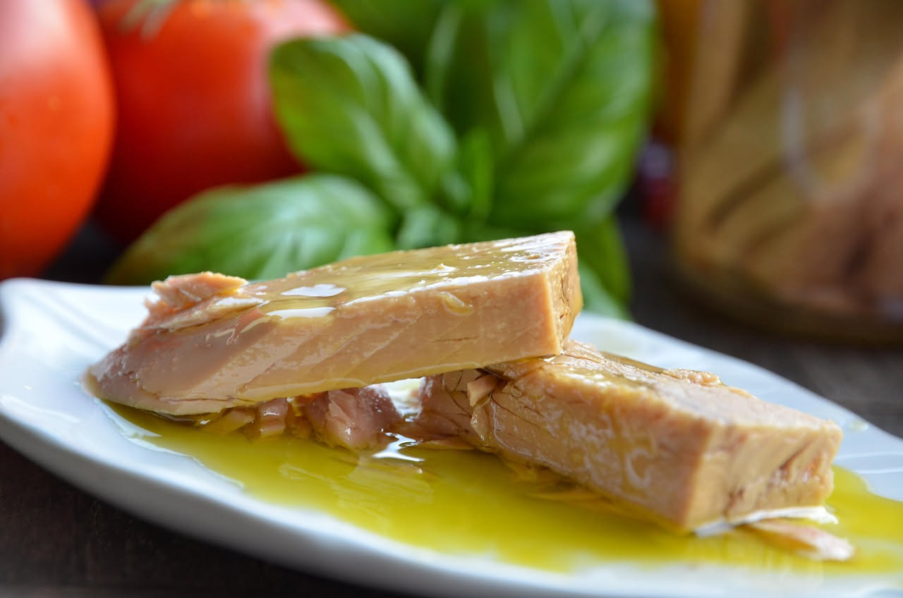Qual è la storia della caponata di tonno: le radici siciliane