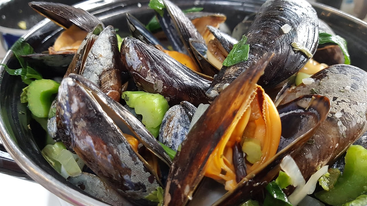 Lezione 49 - Cozze e vongole: pulizia e apertura