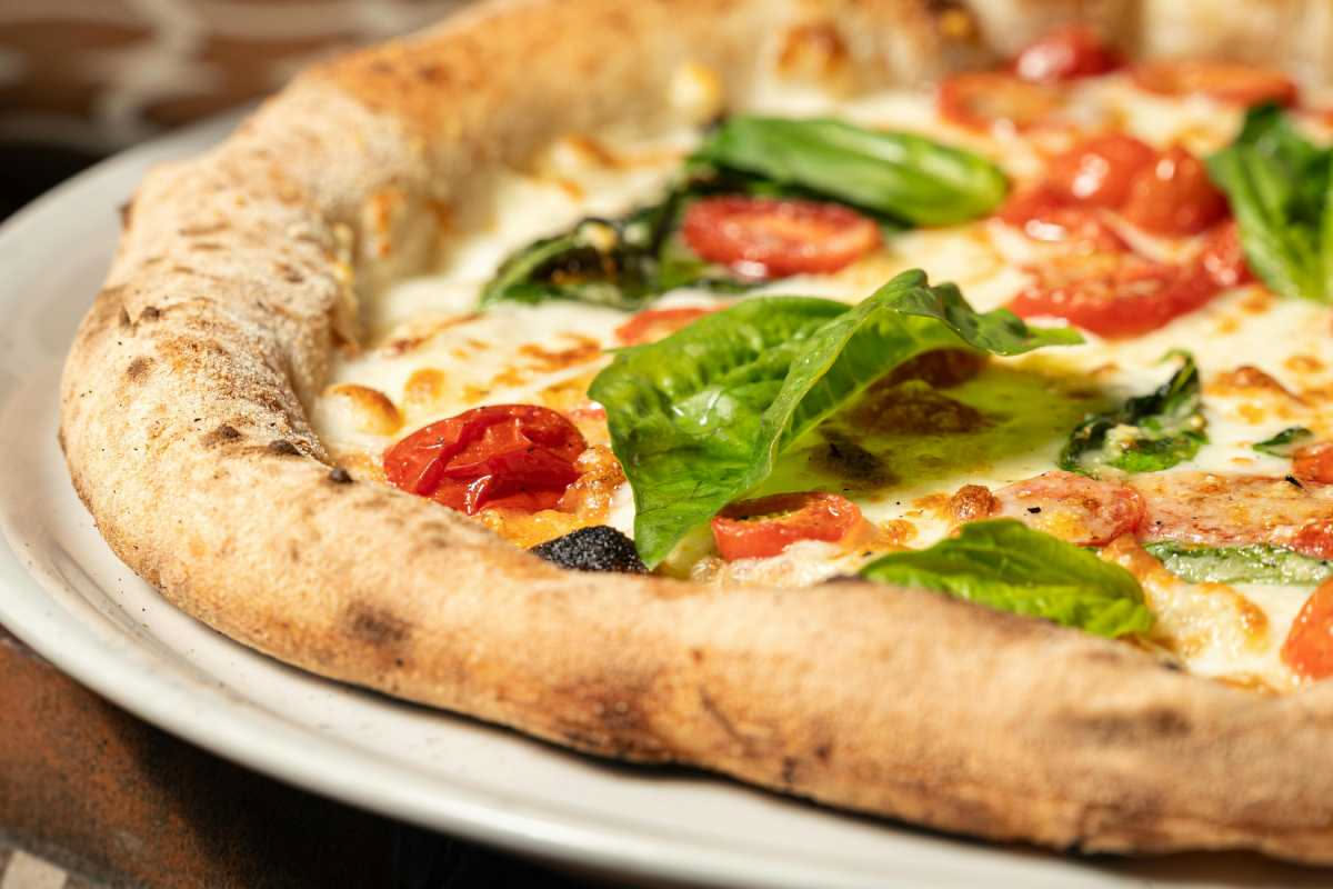 Lezione 60 - Stendere e cuocere la pizza in casa