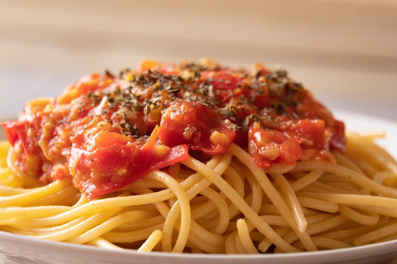 Spaghetti con pomodorini e basilico
