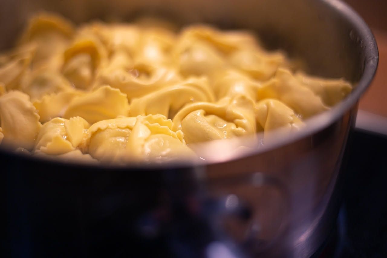Anolini in brodo freddo: ravioli ripieni dal gusto delicato che nutrono senza appesantire