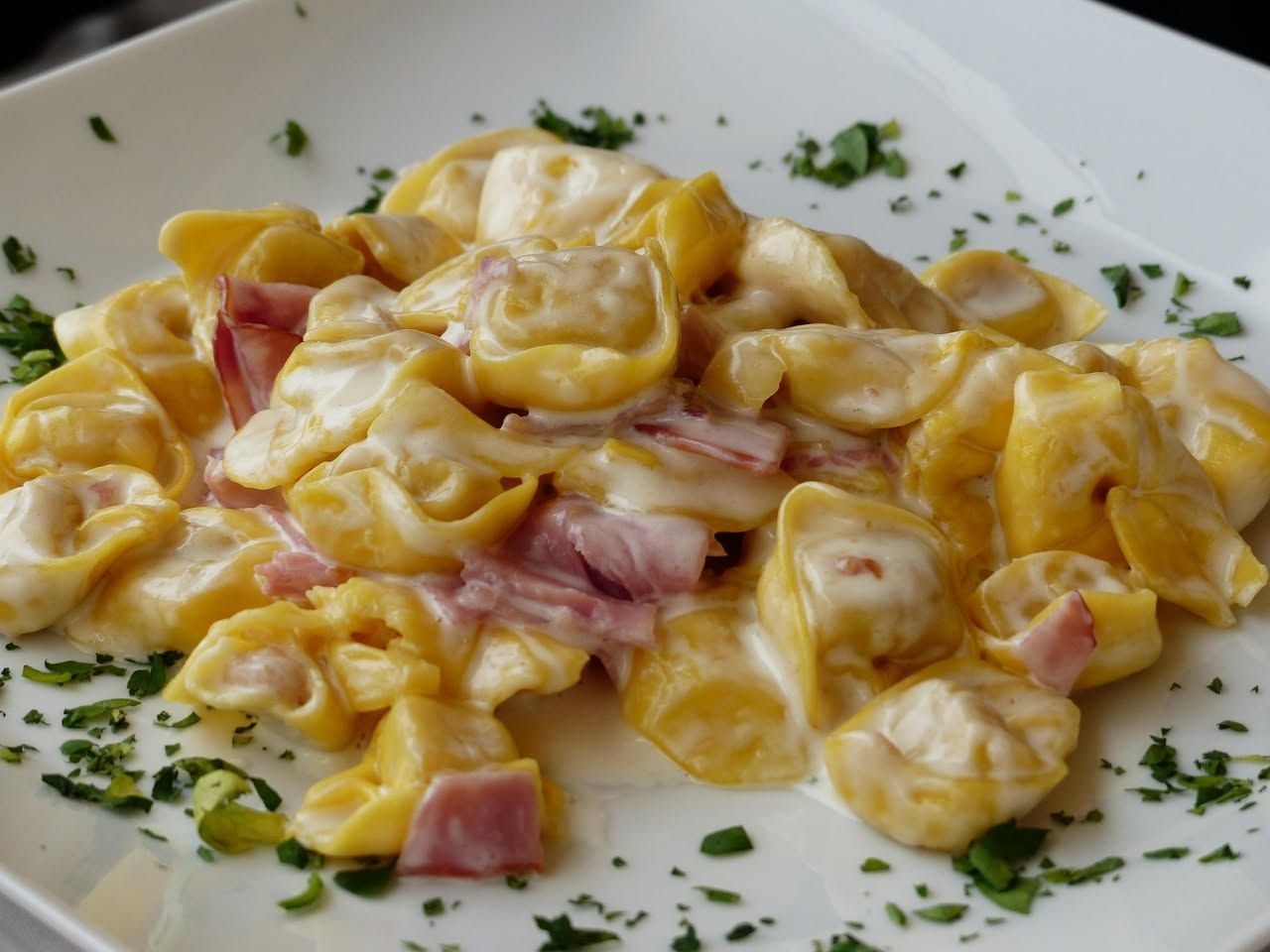 Tortellini freddi: pasta fresca e ripiena che rinfresca l'estate con leggerezza nutriente
